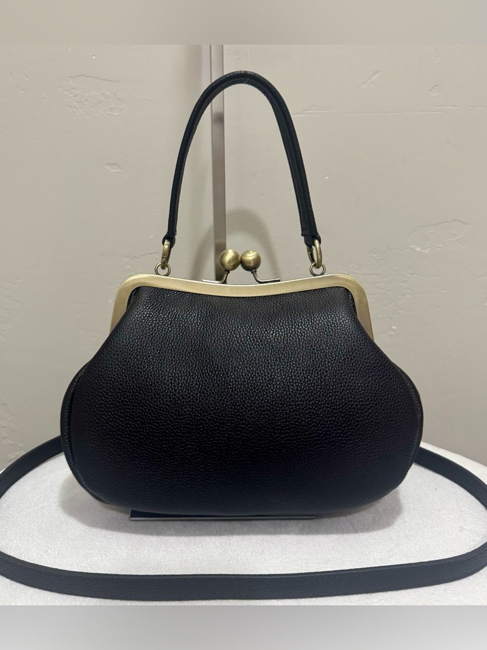 Handcrafted Premium Cowhide Vintage Style Kisslock Handbag, Multi Use Style